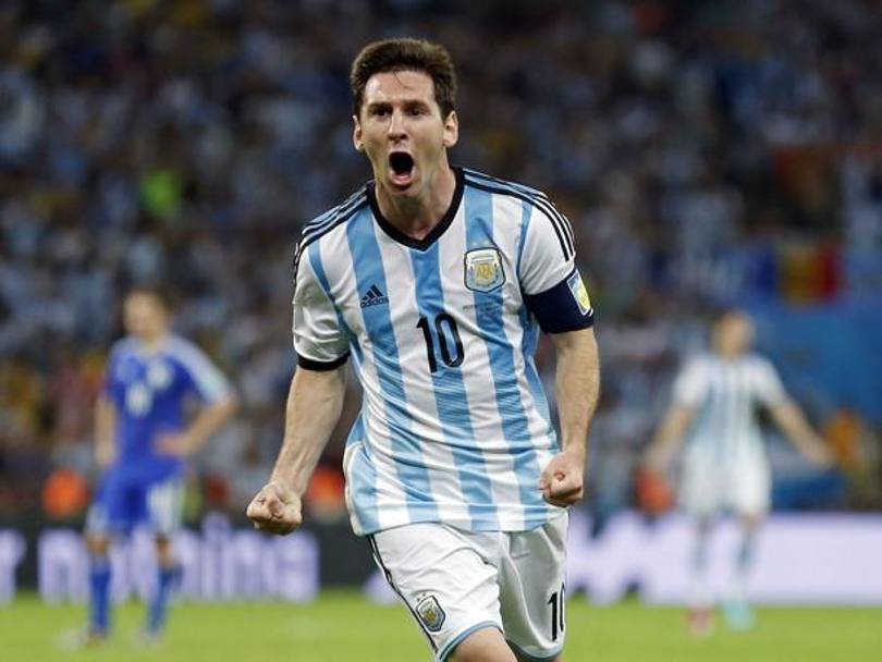 Lionel Messi. Il giocatore pi forte del presente. Peccato che con l&#39;Argentina non abbia ancora vinto un Mondiale. Ma gli manca solo quello. Nel mondiale 2014  stato eletto miglior giocatore del Torneo: 105 presenze e 49 gol per lui